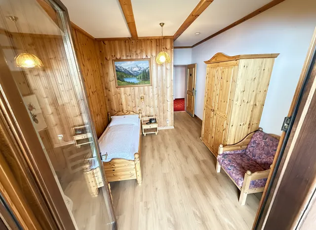 Jungfrau Single - Balcony & Lake View bedroom